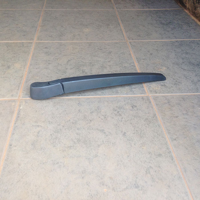 Rear windshield wiper arm